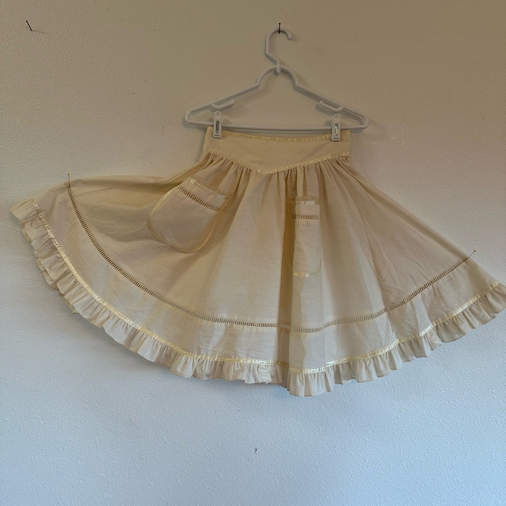 Elegant Cream Gunne Sax Apron - Picture 2 of 9